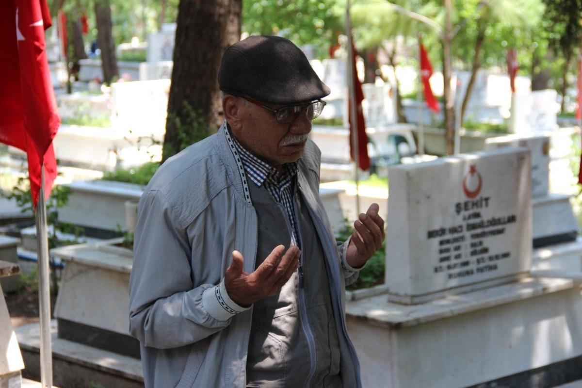 Başkan &Ouml;zcan, şehit babasını makam aracıyla oğlunun kabrine g&ouml;t&uuml;rd&uuml;