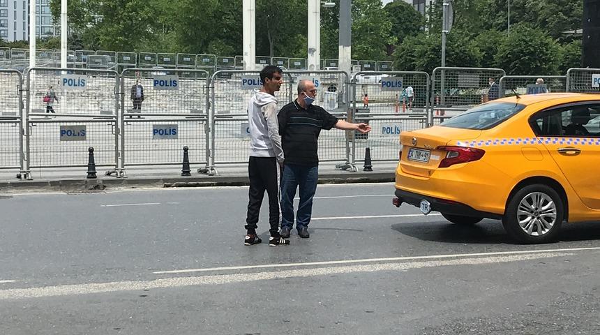 Taksim'de 'para &ouml;demedi' dediği m&uuml;şterisini polise teslim etti