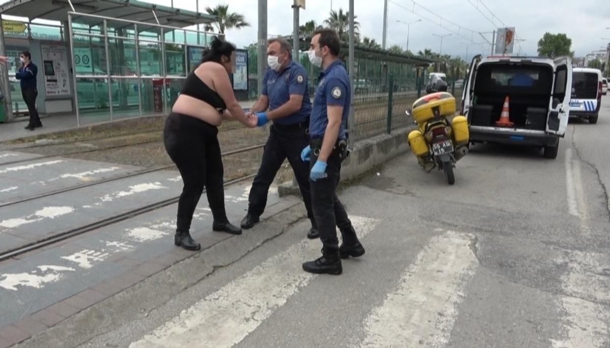 Samsun&rsquo;da yola atlayan yarı &ccedil;ıplak kadın trafiği birbirine kattı