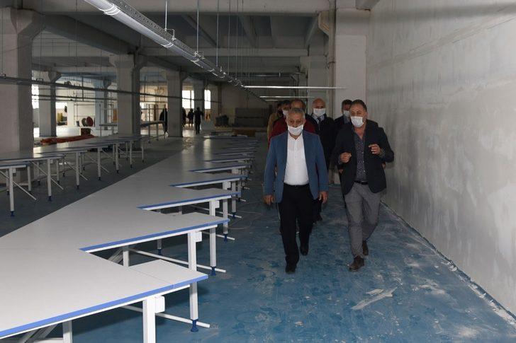 Başkan Zeybek bin kişiye istihdam sağlayacak tekstil fabrikasını inceledi G1