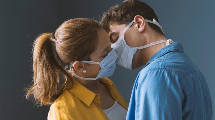 Uzmanlar uyardı: Pandemi s&uuml;resince &ccedil;iftler seks yaparken maske takmalı