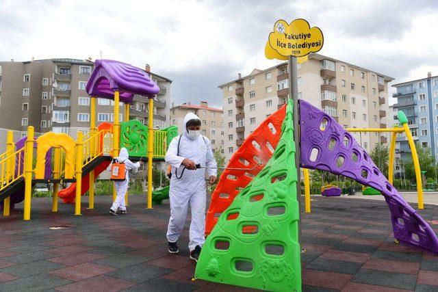 Yakutiye’deki  parklar çocuklar için yeniden dezenfekte edildi