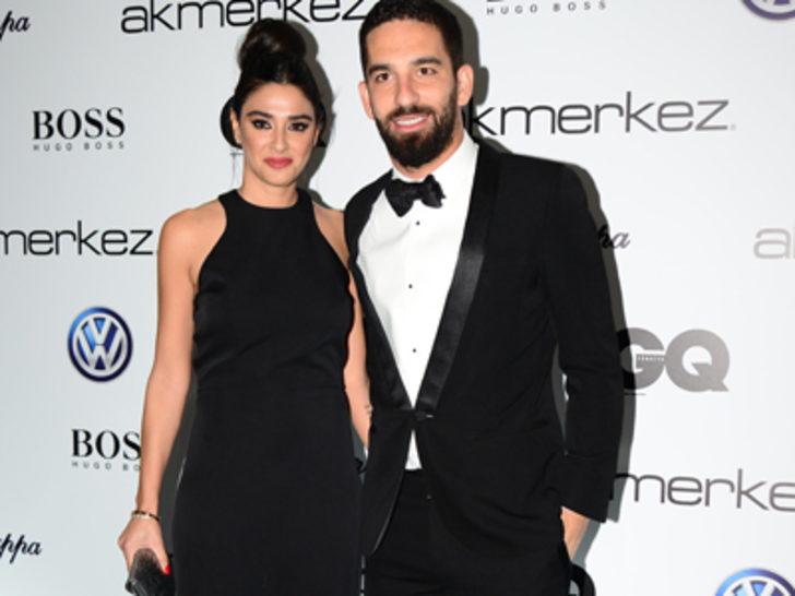 Ödül töreninde Arda Turan Burcu Esmersoy gerginliği G4