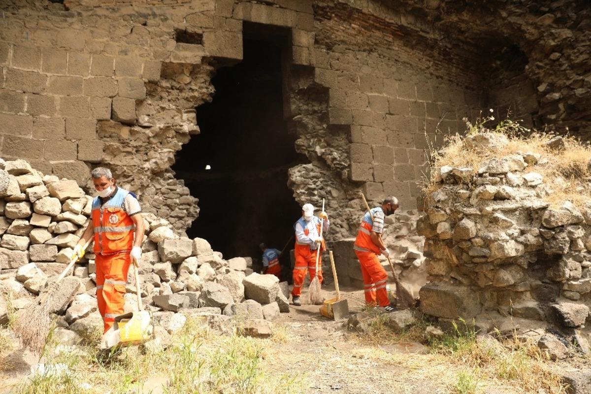 Diyarbakır B&uuml;y&uuml;kşehir Belediyesi tarihi sur ve bur&ccedil;larda temizlik &ccedil;alışması başlattı
