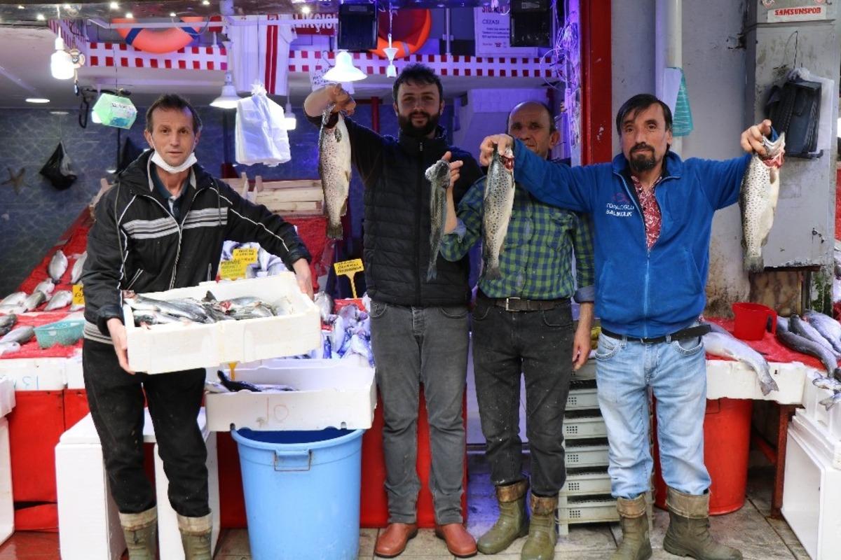 Balık&ccedil;ı tezgahlarında benekli somon ve barbun s&uuml;rprizi