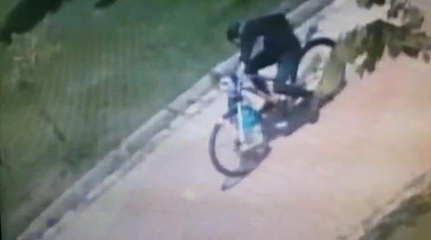 Cami musluklarıyla imamın bisikletinin çalındığı anlar kamerada