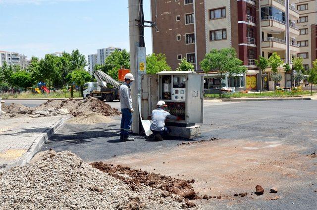 Dicle Elektrik yolda kalan direği kaldırıyor