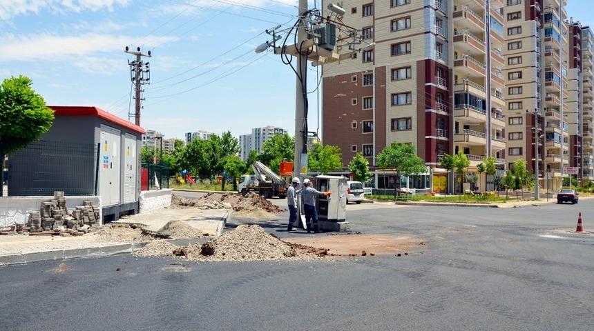 Dicle Elektrik yolda kalan direği kaldırıyor