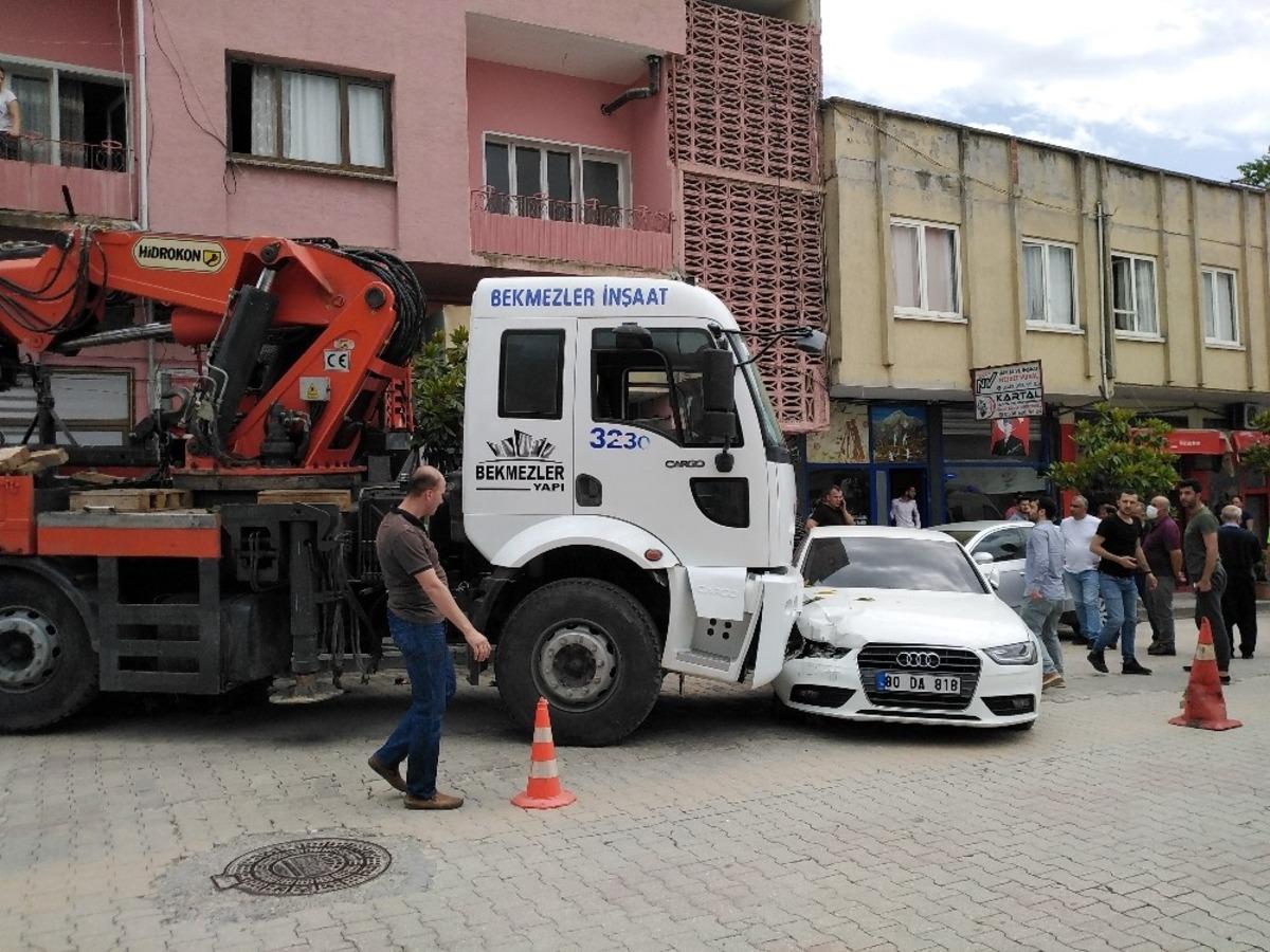 Freni boşalan iş makinesi dehşet sa&ccedil;tı