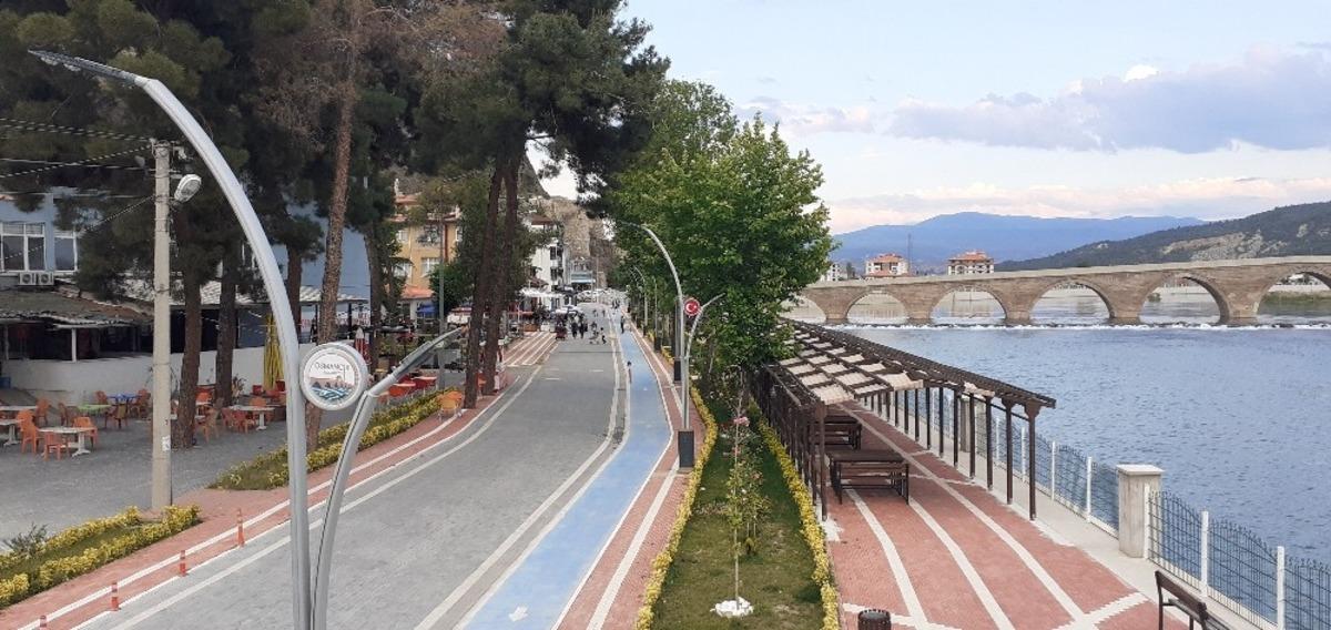 Osmancık&rsquo;ta sahil kenarındaki kafeler a&ccedil;ıldı