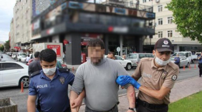 'Sosyal mesafeye uy' denilince sinir krizi ge&ccedil;irdi! Cam par&ccedil;asını aldı ve...