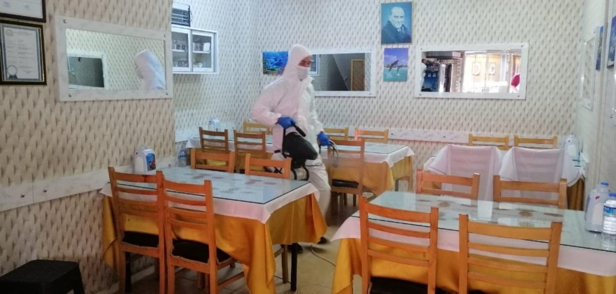 Akhisar Belediyesi, yeniden a&ccedil;ılan işyerlerini dezenfekte ediyor