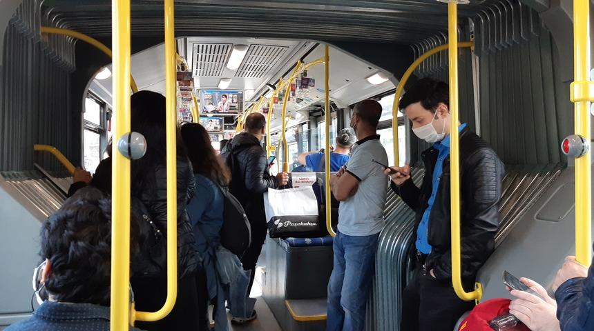 İstanbul'da toplu taşıma ara&ccedil;larında ve duraklarda dikkat &ccedil;eken yoğunluk