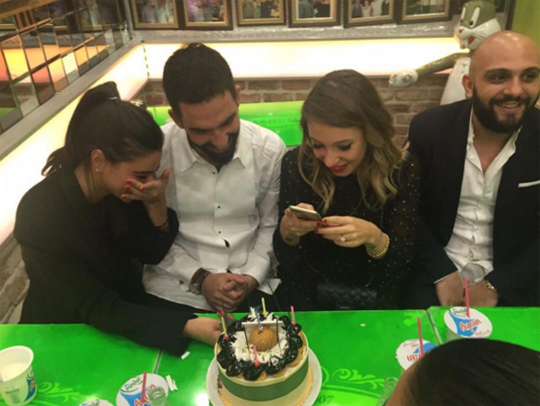 Sevgilisinin doğum g&uuml;n&uuml;n&uuml; kokore&ccedil;&ccedil;ide kutladı