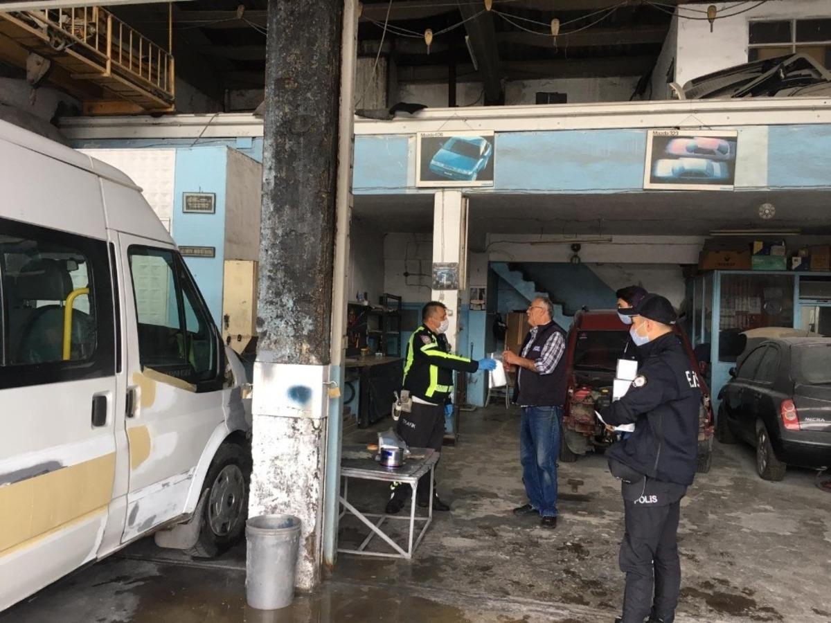 Polis ekipleri sanayi esnafına 10 bin maske dağıttı