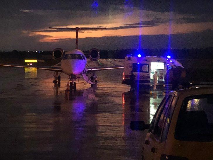 Mısır'da Kovid-19'a yakalanan Türk aile ambulans uçakla Türkiye'ye getirildi G4