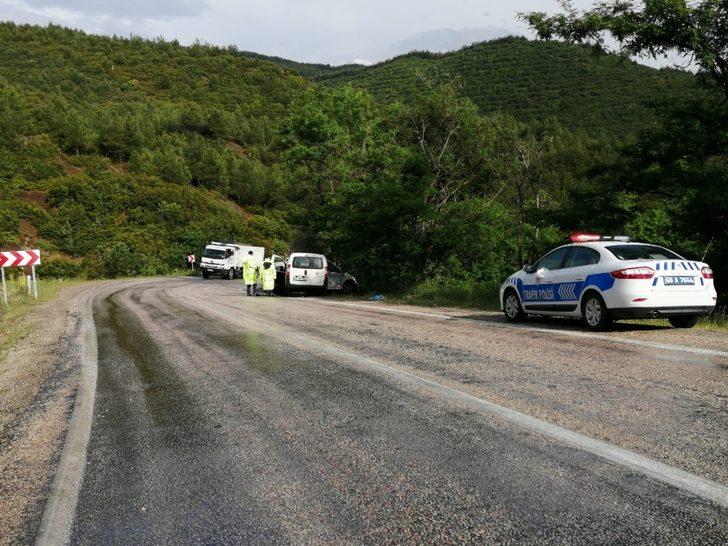 Yağmur nedeniyle kayganlaşan yolda iki araç çarpıştı: 4 yaralı G2