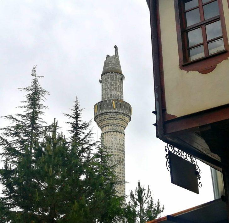 Tokat’ta yıldırım düşen caminin minaresinde hasar meydana geldi G2