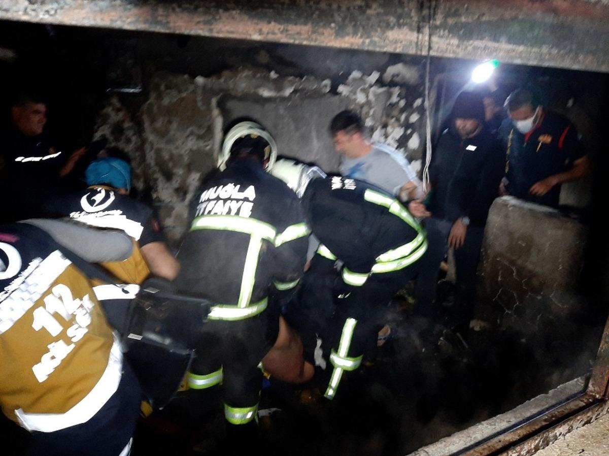 Evini ateşe verip, kendini i&ccedil;eriye kilitledi