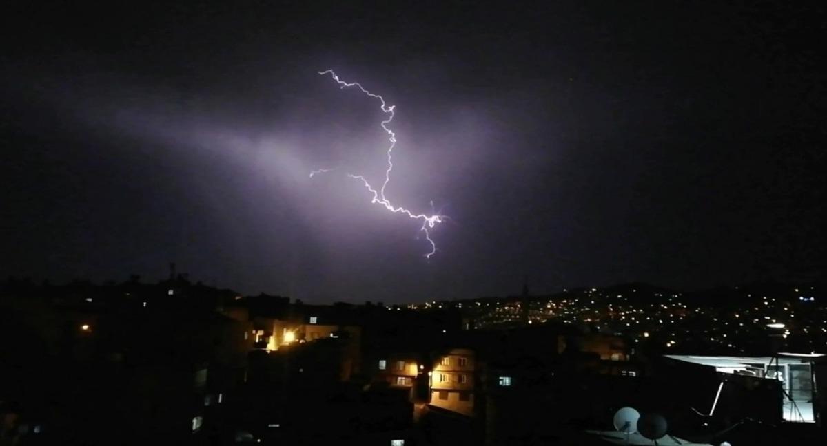 Şanlıurfa&rsquo;da şimşekler g&ouml;ky&uuml;z&uuml;n&uuml; aydınlattı