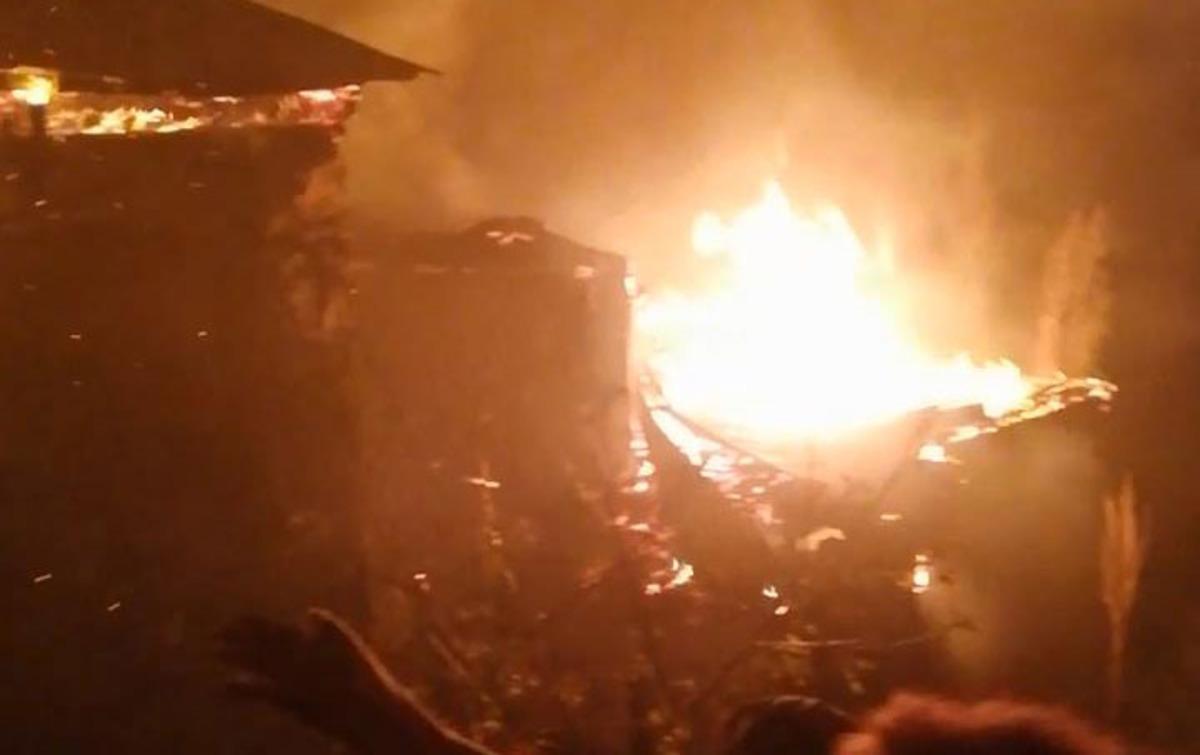 Artvin'de bir gecede 7 ahşap bina yandı