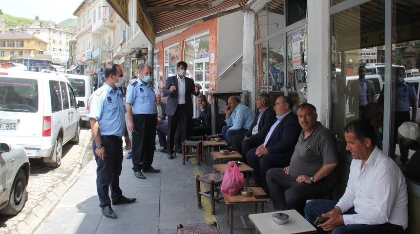 Zabıta ekipleri korona i&ccedil;in sokakta