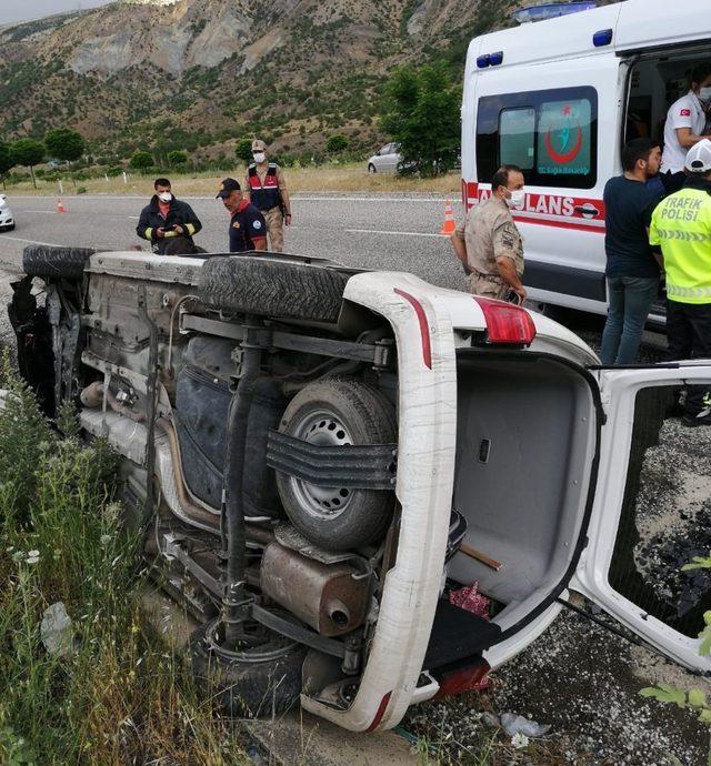 Gölbaşı’nda hafif ticari araç şarampole devrildi