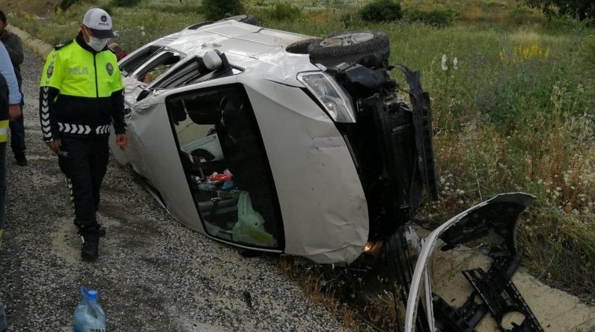 G&ouml;lbaşı&rsquo;nda hafif ticari ara&ccedil; şarampole devrildi