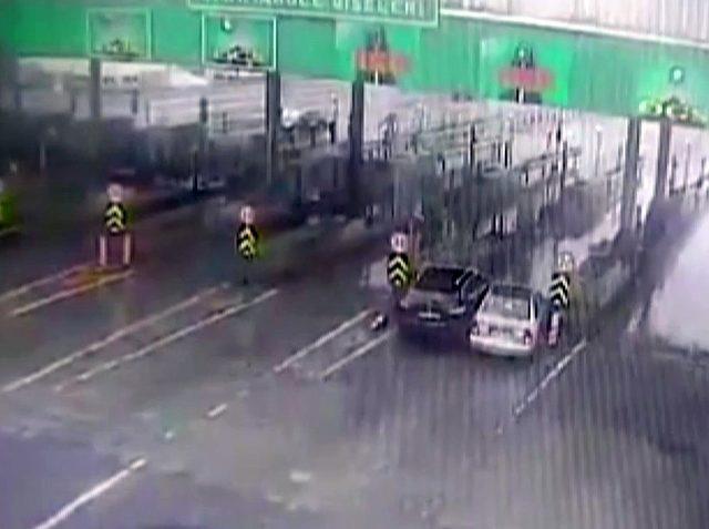 (Özel) İstanbul’da inatçı sürücülerin gişede sıkıştığı kaza kamerada