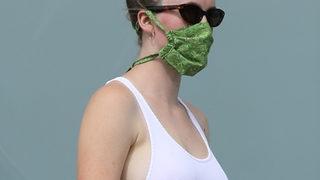 Ireland Baldwin protestolara sütyensiz katıldı