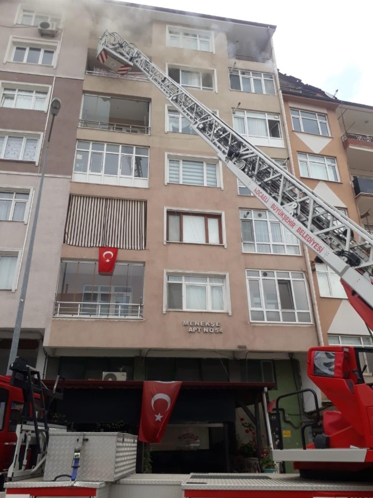 5 katlı binada &ccedil;ıkan yangın paniğe neden oldu