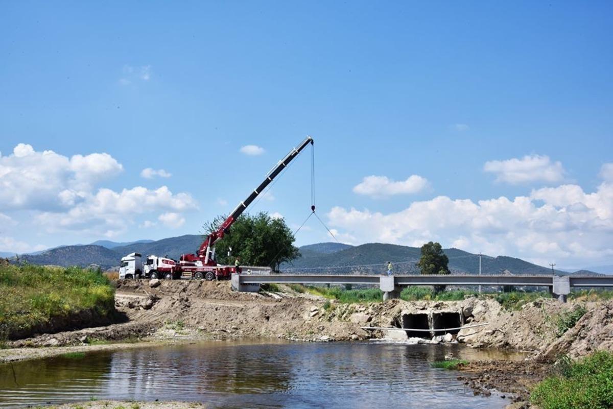 Karpuzlu &Ccedil;ayı &uuml;zerine inşa edilen 2 k&ouml;pr&uuml;n&uuml;n montajı tamamlandı