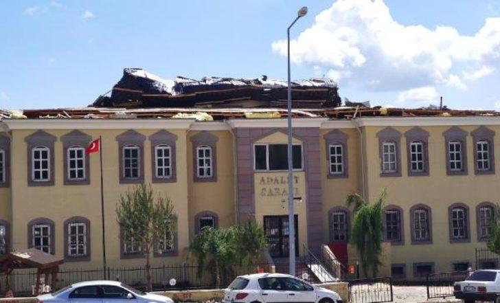 Sivas'ta adliye binasının çatısı uçtu G1