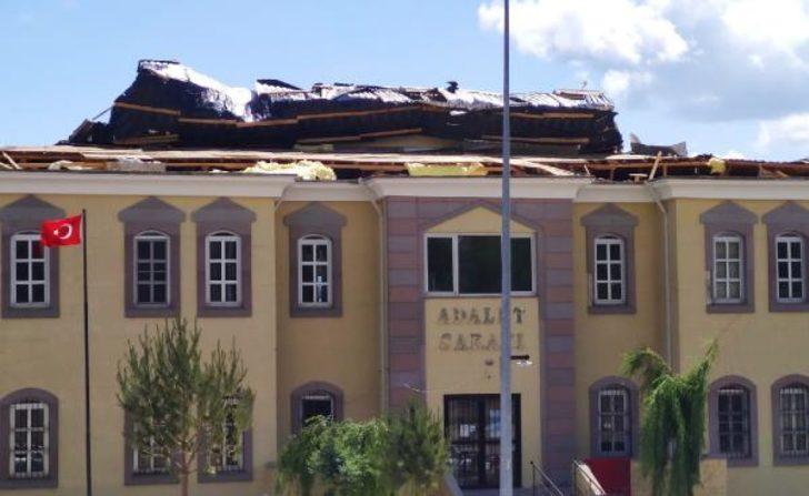 Sivas'ta adliye binasının çatısı uçtu G2