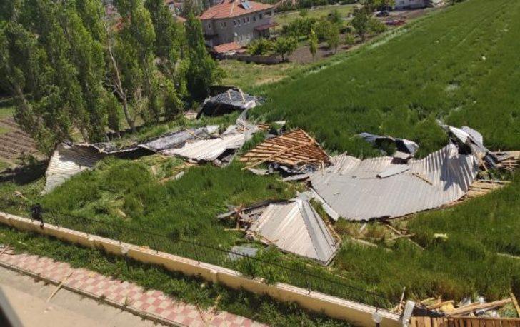 Sivas'ta adliye binasının çatısı uçtu G3