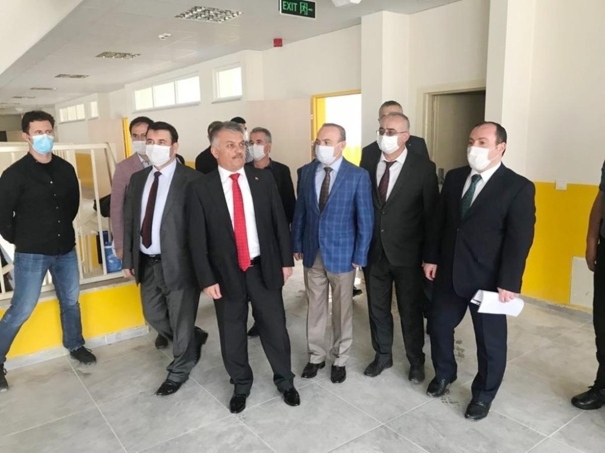Vali Yazıcı Burhaniye&rsquo;de okul inşaatlarını inceledi