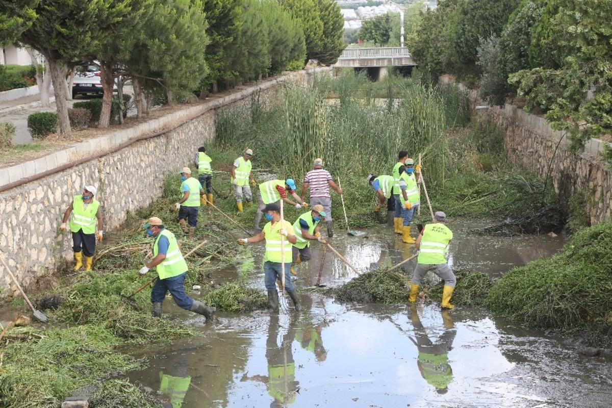 Erdemli&rsquo;de kanallar temizlendi