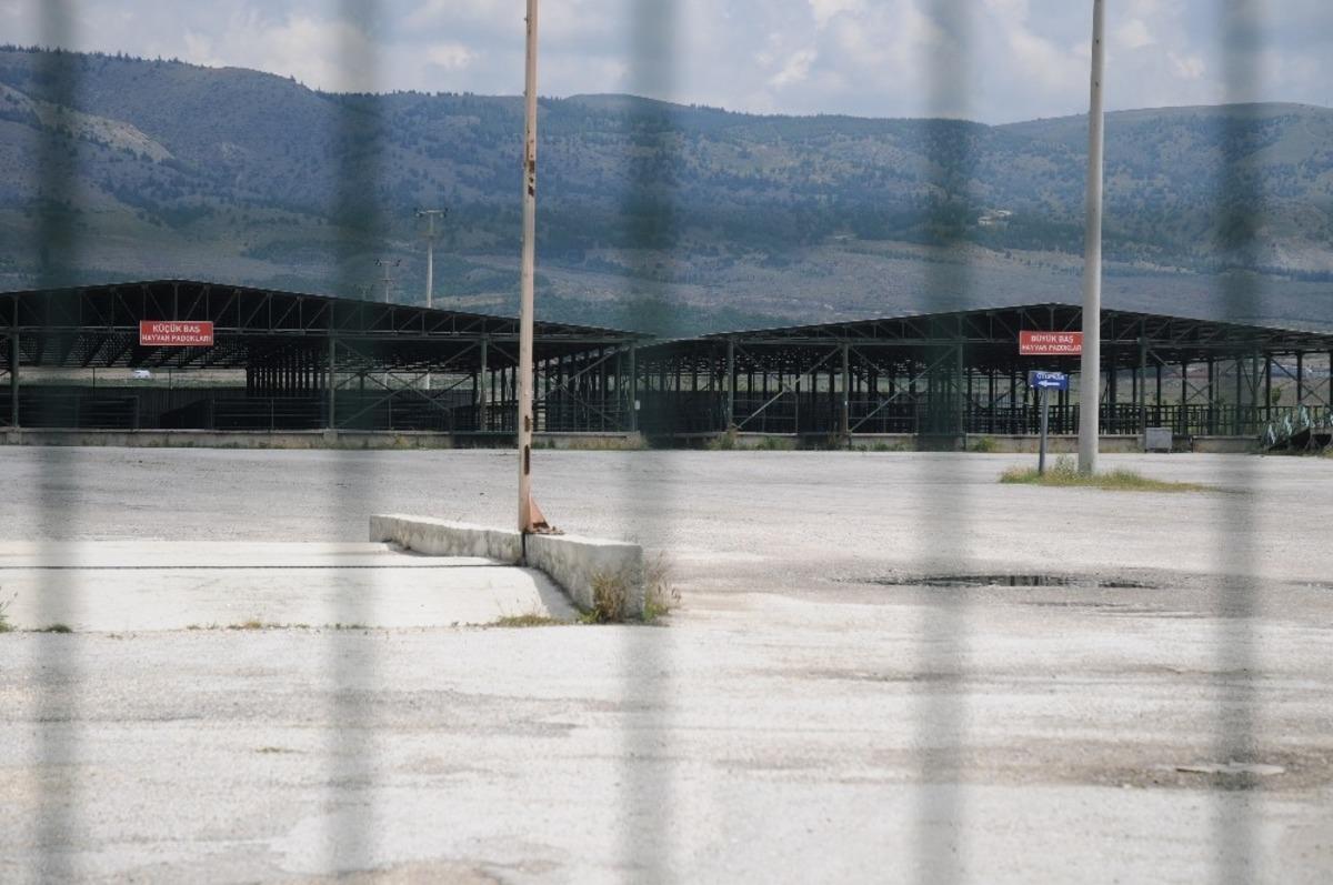 Eskişehir Canlı Hayvan Pazarı normalleşmeyi bekliyor