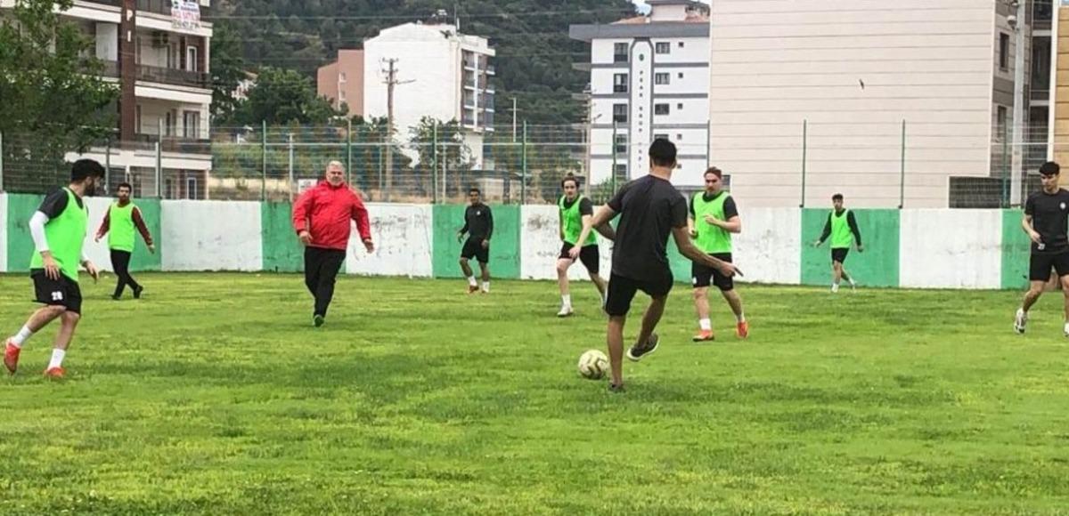 Salihli Belediyespor&rsquo;da sosyal mesafeli antrenman
