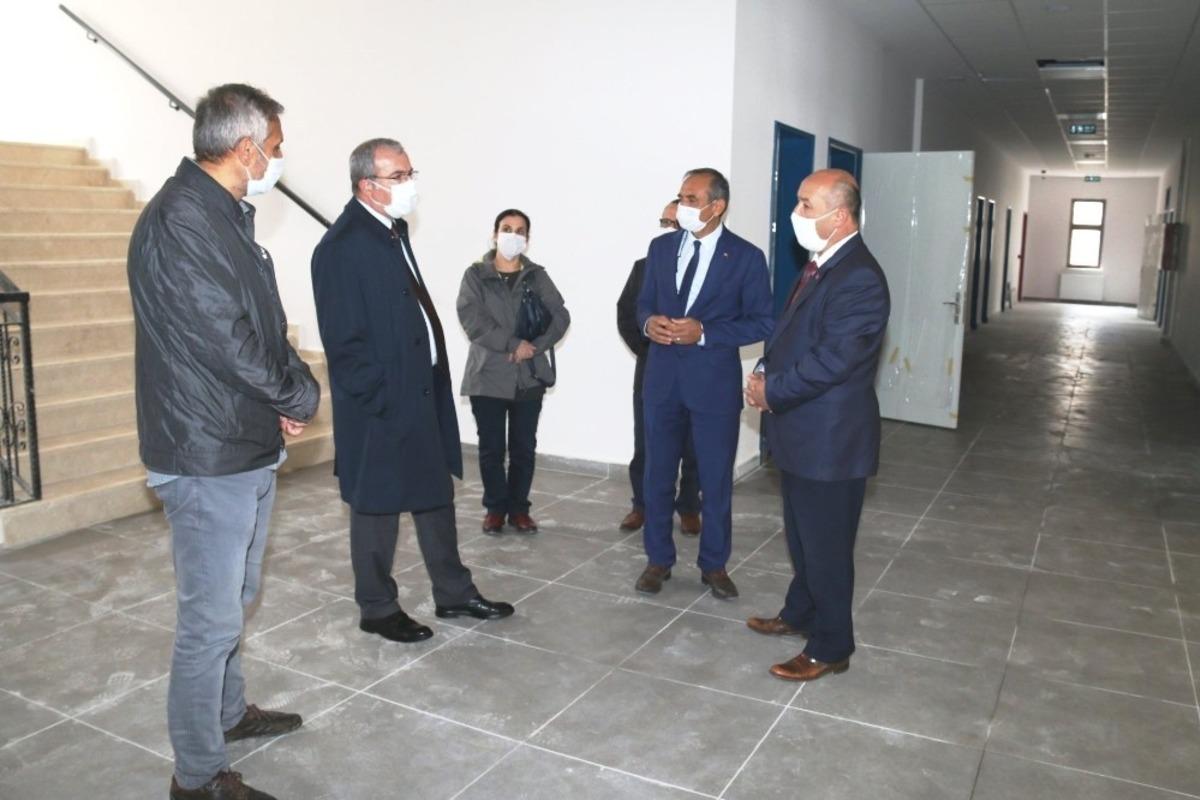 Vali Toraman, okul binası inşaatlarında incelemelerde bulundu