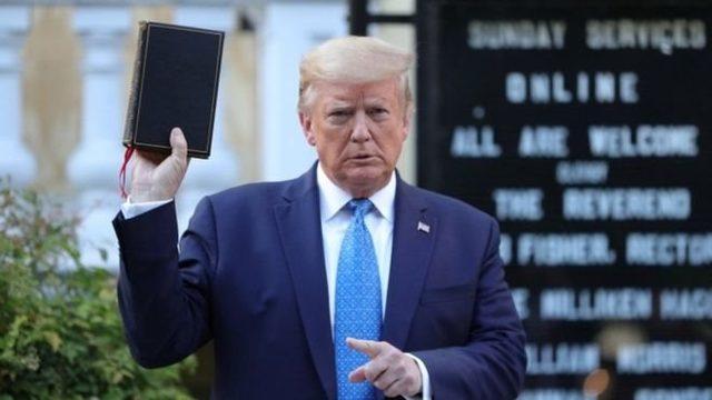 ABD Başkanı Donald Trump, elinde bir İncil ile kilise önünde poz verdi