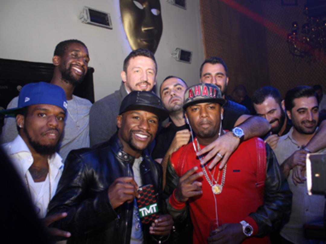 Floyd Mayweather Jr. 100 şişe şampanya a&ccedil;tırdı