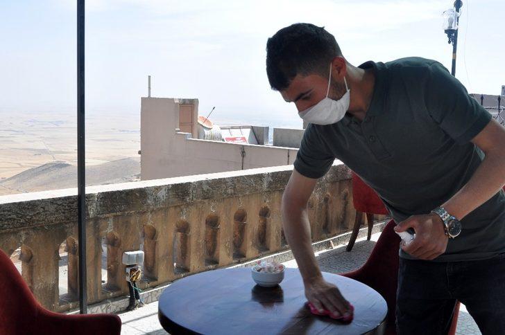 Mardin’de korona virüs tedbirlerini alan restoran ve kafeler kapılarını müşterilere açtı G1