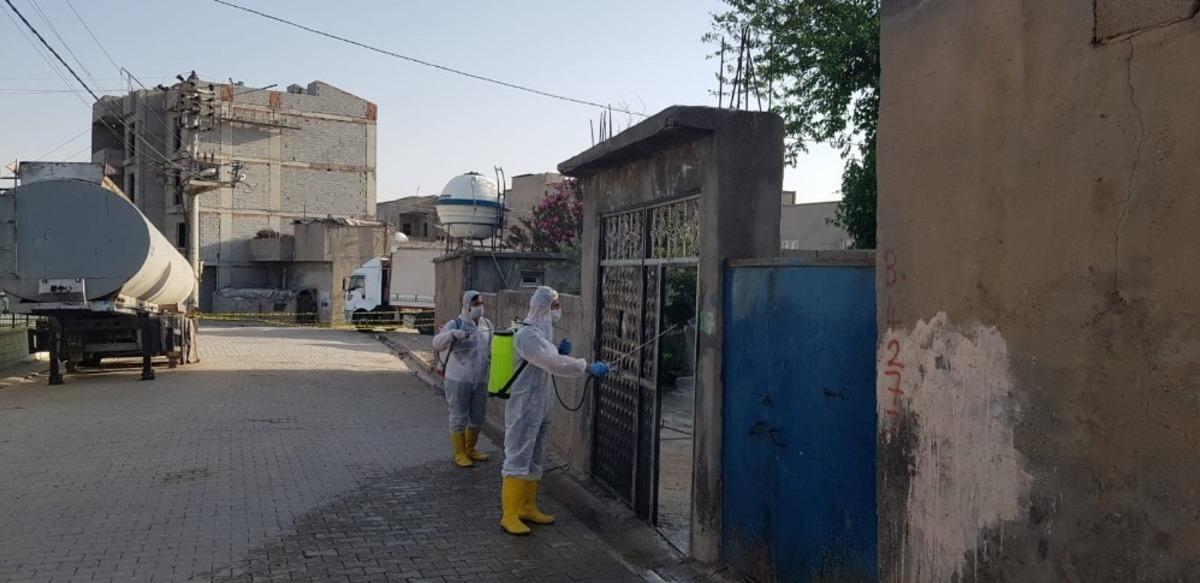 Cizre&rsquo;de karantinadaki apartman ve sokaklar dezenfekte edildi