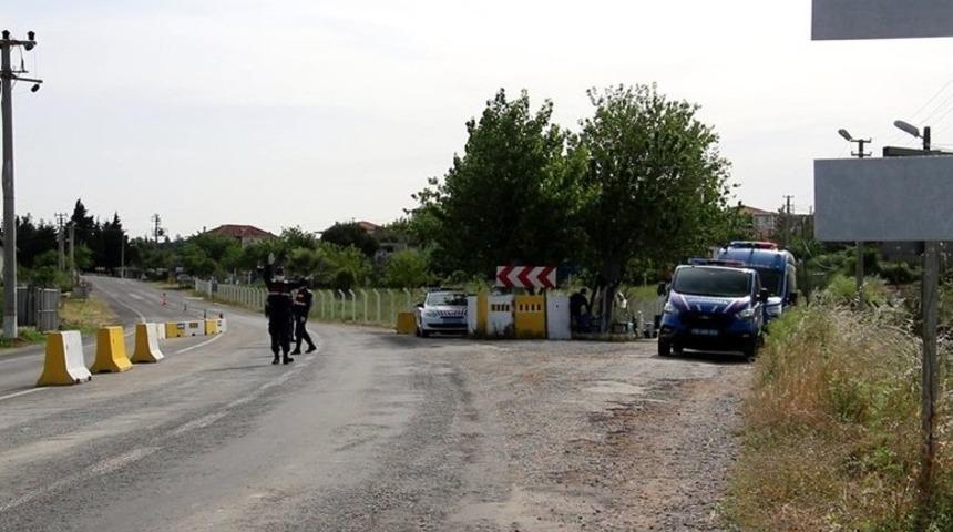 Kuşadası&rsquo;nda park halindeki ara&ccedil;ta ruhsatsız silah ve uyuşturucu madde bulundu