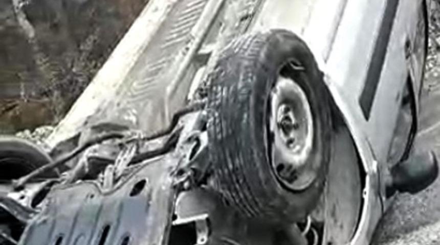 Ters d&ouml;nen otomobildeki aile kazayı yara almadan atlattı