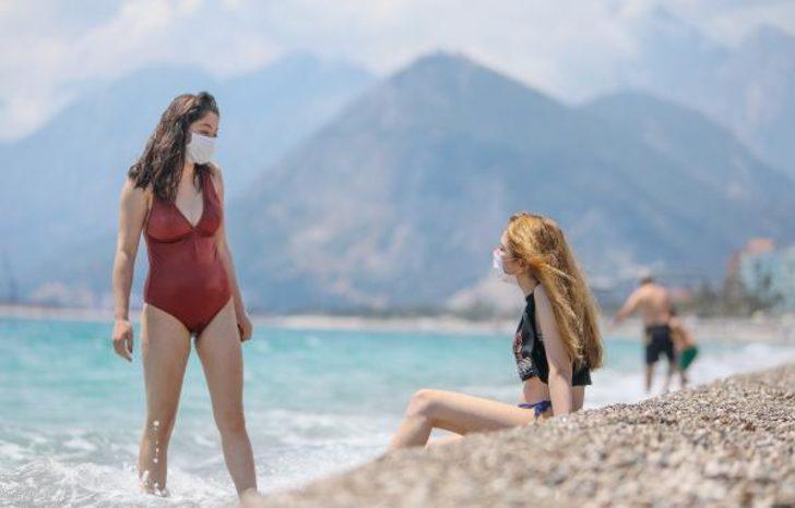 Konyaaltı Sahili'ne tatilci akını! Denize girip güneşin keyfini çıkardılar G1