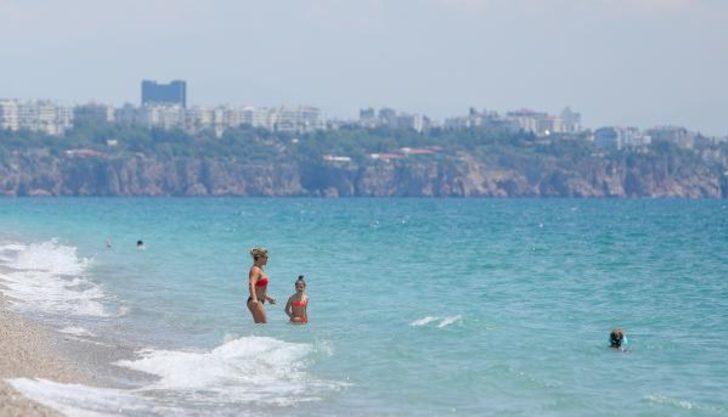 Konyaaltı Sahili'ne tatilci akını! Denize girip güneşin keyfini çıkardılar G4