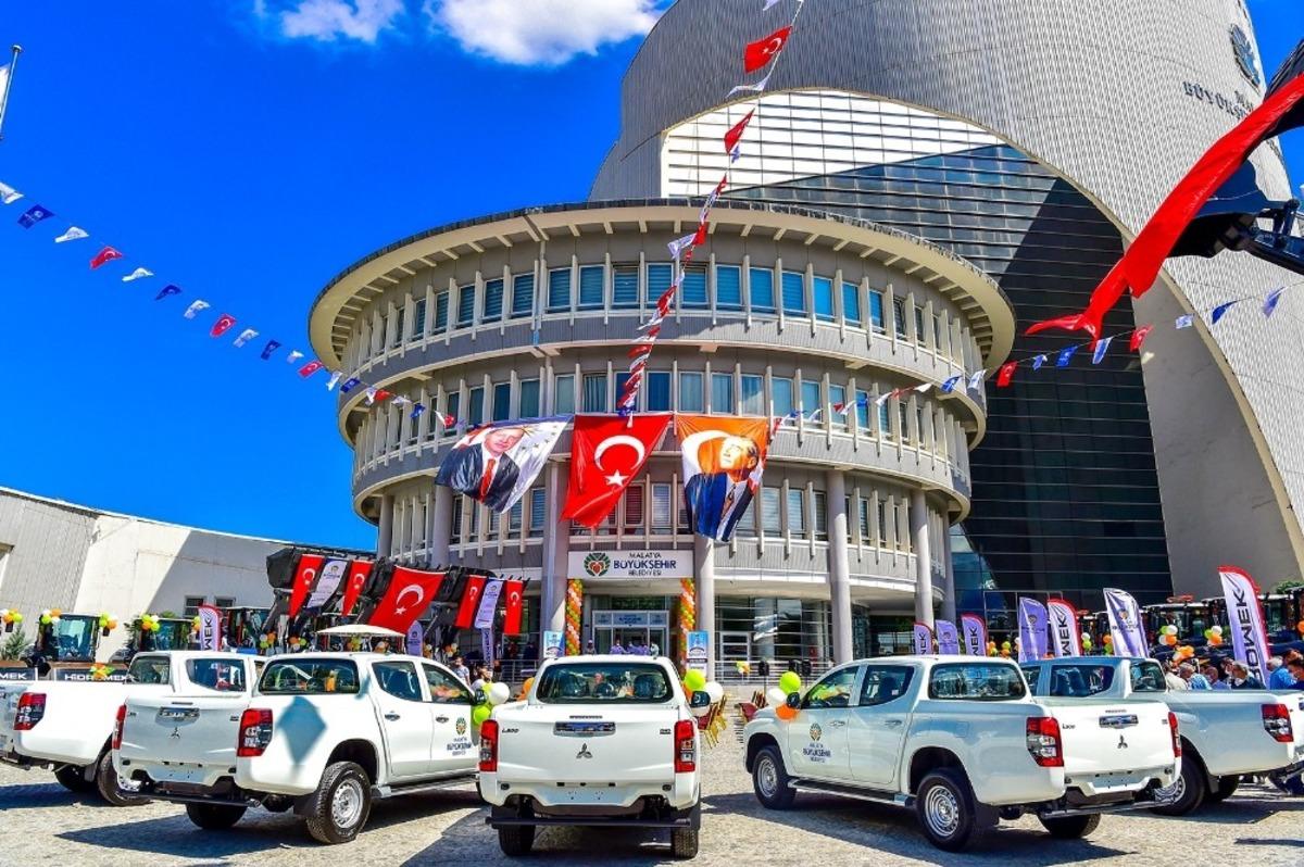 Malatya&rsquo;da belediyenin ara&ccedil; filosuna 106 yeni iş makinası ve ara&ccedil; katıldı
