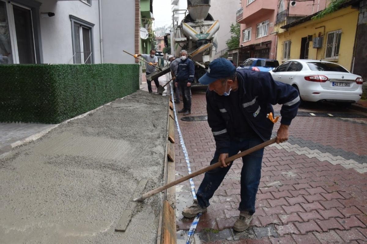 İzmit Belediyesi ekipleri &ccedil;alışmalarını s&uuml;rd&uuml;r&uuml;yor